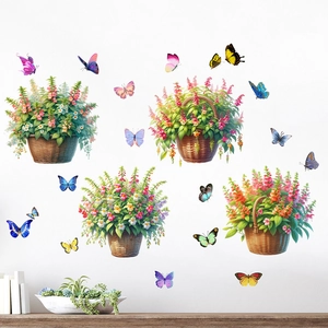Détail de stickers muraux imperméables avec paniers de fleurs et papillons colorés dans la pièce