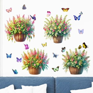 Détail de stickers muraux avec paniers de fleurs et papillons colorés au-dessus d'un canapé