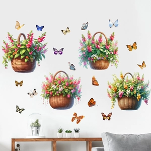 Détail de stickers muraux paniers de fleurs avec papillons colorés sur mur blanc de salon