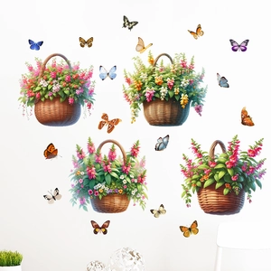 Détail de stickers muraux imperméables de paniers de fleurs et papillons sur un mur blanc
