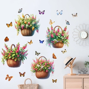 Détails des stickers muraux paniers de fleurs et papillons dans un salon de style moderne