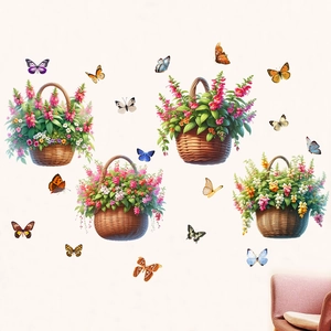 Détail de stickers muraux paniers de fleurs et papillons colorés sur mur blanc