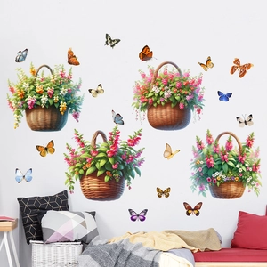 Stickers muraux avec quatre paniers de fleurs et papillons colorés sur un mur blanc