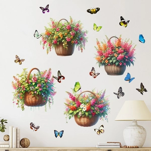 Détail de stickers muraux avec paniers de fleurs et papillons dans un salon cosy
