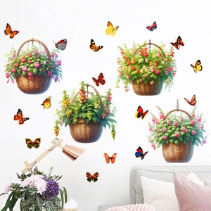 Détail de stickers muraux paniers de fleurs et papillons colorés sur mur blanc