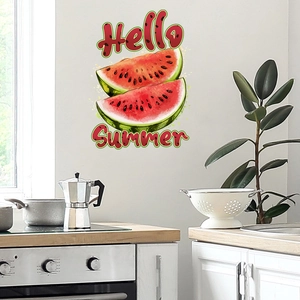 Détail de l'adhésif mural Hello Summer avec des tranches de pastèque sur un mur de cuisine moderne