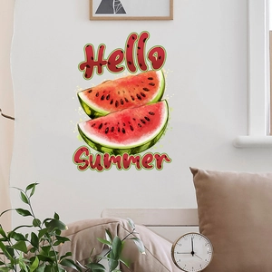 Détail de l'autocollant mural pastèque Hello Summer sur un mur de salon blanc minimaliste