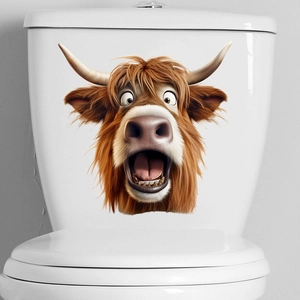 Détail d'un autocollant imperméable vache Highland sur réservoir de toilette blanc