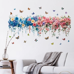 Dettaglio di adesivi murali con rose e farfalle in un soggiorno dal design moderno