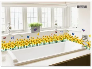 Détail de stickers muraux tournesol et papillon appliqués sur un mur de salle de bain