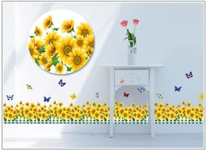 Détails de stickers muraux tournesols et papillons colorés sur un mur blanc pur