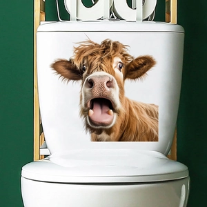 Sticker vache des Highlands amusant sur réservoir WC blanc et mur de salle de bain vert
