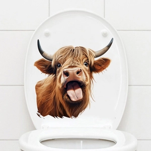 Détail d'un autocollant drôle de vache des Highlands sur un abattant de WC blanc