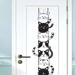 Adesivo murale verticale con gatti impilati in bianco e nero per decoro porta casa