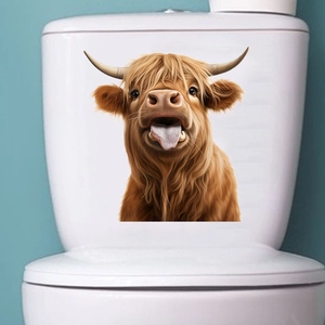 Gros plan détaillé d'un autocollant de vache des Highlands sur un réservoir de WC