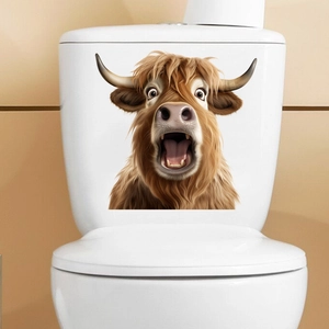 Détail d'un autocollant drôle de vache des Highlands avec un visage surpris sur la toilette