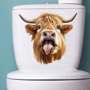 Sticker mural vache des Highlands rigolo avec langue sur surface de toilette blanche