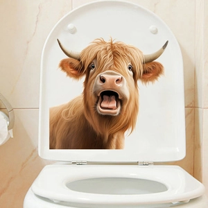 Détail d'un autocollant étanche tête de vache sur un couvercle de toilette blanc