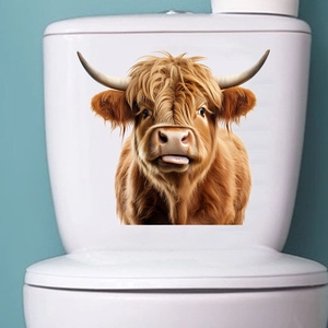 Sticker vache des Highlands amusant avec langue sur réservoir de WC blanc