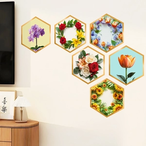 Λεπτομέρεια από έξι εξαγωνικά αυτοκόλλητα τοίχου με φλοράλ σχέδια και χρυσό περίγραμμα