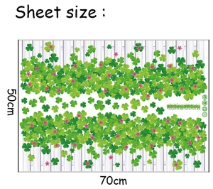 Vue macro des stickers muraux trèfles verts avec fleurs roses sur texture bois