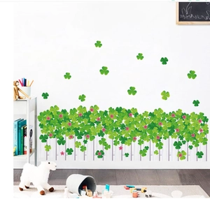 Détail de stickers muraux trèfle vert avec fleurs roses et clôture pour décor de maison