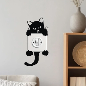 Détail d'un autocollant mural chat noir utilisé comme décor pour interrupteur