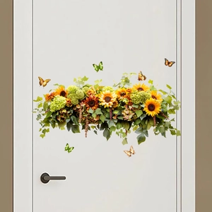 Detail von Sonnenblumen- und Schmetterlings-Wandtattoo auf weißer Tür zur Dekoration