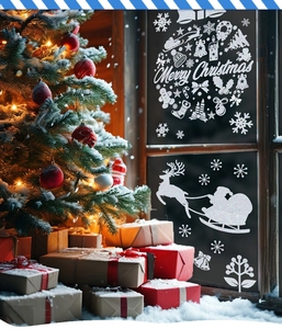 Detalle de pegatinas blancas de Navidad para ventanas con Papá Noel, renos y copos