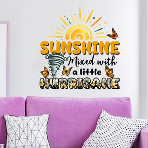 Dettaglio dell'adesivo murale girasole con scritta Sunshine ed elementi a farfalla