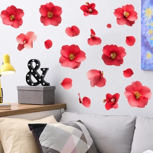 Détail de stickers muraux hibiscus rouge dans un salon au décor moderne et minimaliste