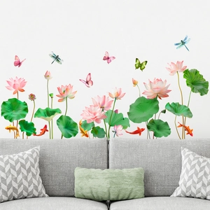 Détail de stickers muraux étanches avec lotus rose, carpes koi et papillons sur un mur blanc