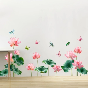 Dettaglio di adesivi murali con fiori di loto impermeabili, foglie e farfalle