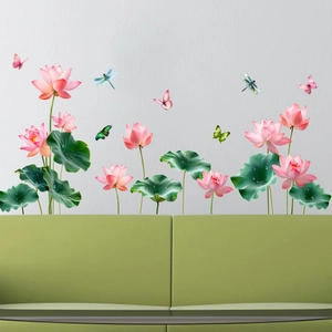 Dettaglio di adesivi murali fiori di loto rosa con foglie verdi, libellule e farfalle