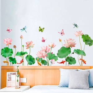 Détail de stickers muraux avec lotus, carpes koï et libellules dans une chambre à coucher