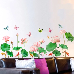 Détail de stickers muraux lotus rose avec carpes koi et papillons pour salon élégant