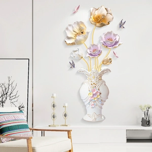 Detail der 3D-Präge-Wandaufkleber mit eleganter weißer Vase und dekorativen Schmetterlingen