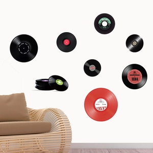 Gros plan de stickers muraux disques vinyles rétro aux couleurs variées pour la maison