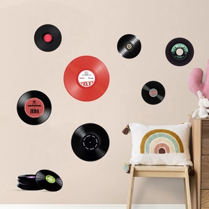 Stickers muraux disques vinyles vintage de couleurs variées dans un salon chaleureux