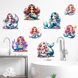Détail de huit autocollants muraux sirènes mignons dans un décor de salle de bain moderne