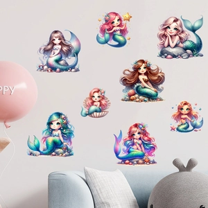 Détail de stickers muraux sirène colorés sur un mur gris au-dessus d'un canapé bleu