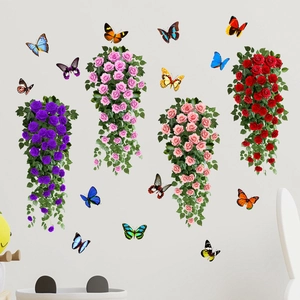 Détail de stickers muraux floraux avec papillons colorés et grappes de roses suspendues
