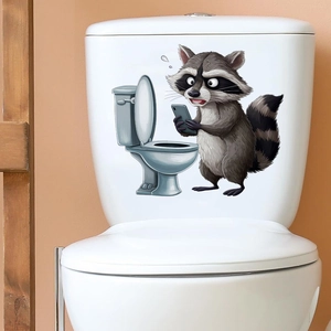 Dettaglio dell'adesivo impermeabile in PVC con procione sorpreso sul serbatoio del WC