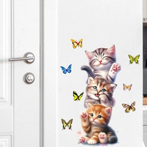 Stickers muraux animés avec chats et papillons sur un mur intérieur blanc moderne