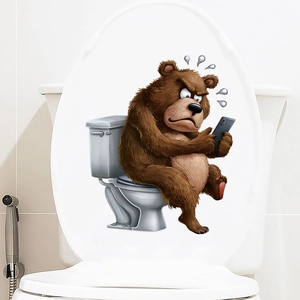 Dettaglio adesivo orso bruno divertente con telefono su un sedile del water bianco