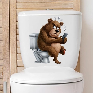 Adesivo impermeabile con orso bruno seduto sul water che usa lo smartphone