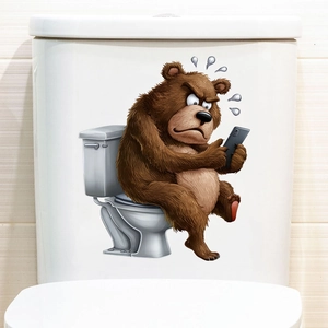 Dettaglio adesivo impermeabile con orso bruno seduto sul water per decorazione bagno creativo