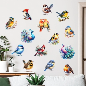 Détail de stickers muraux d'oiseaux colorés avec textures de plumes sur un mur blanc de salon