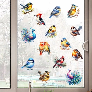 Vue détaillée d'autocollants d'oiseaux colorés sur verre pour prévenir les chocs