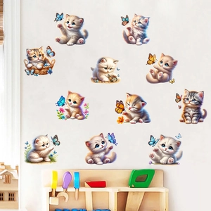 Détail des stickers muraux chats et papillons décorant un mur blanc de chambre d'enfant